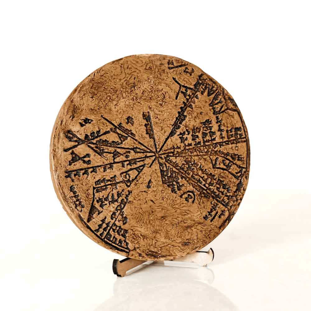ArkeoArt tasarımı Sumerian Star Map, Babil Planisferi K-8538 replika. El yapımı, mermer tozu ve polyester karışımıyla üretilmiş, el boyaması antik astronomi tableti. British Museum’daki orijinaline sadık müze kalitesi detaylar. Mezopotamya gökyüzü haritası, antik bilim ve kozmoloji dekoru.