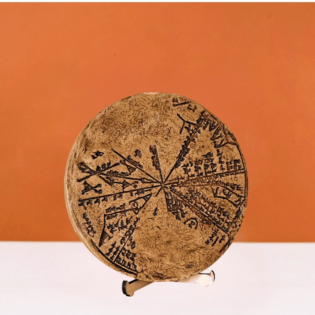 ArkeoArt logolu fon önünde sergilenen Sumerian Star Map, Babil Planisferi K-8538. Antik Mezopotamya astronomi haritası, el yapımı müze kalitesi replika. British Museum’daki orijinaline sadık üretim. Ev dekoru, ofis, kütüphane ve koleksiyon için ideal antik replika eser.