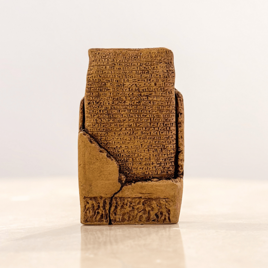 ArkeoArt tasarımı bej-toprak tonlu Sumerian Love Poem tableti, ahşap kaide üzerinde sergileniyor. El yapımı, mermer tozu ve polyester karışımıyla üretilmiş, el boyaması antik Mezopotamya replika. British Museum’daki Sümer aşk şiiri tabletinin müze kalitesi detayı. Koleksiyon, ofis ve ev dekoru için ideal arkeolojik eser.