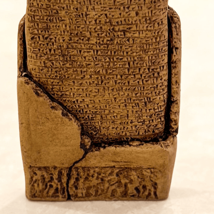 Bej tonlu Sumerian Love Poem tabletinin cuneiform yazı detaylarının yakın çekimi. El boyaması antik doku, yüksek detay işçilik. British Museum’daki orijinal esere sadık üretim, Mezopotamya aşk şiirleri ve Sümer edebiyatı temalı koleksiyon ürünü.