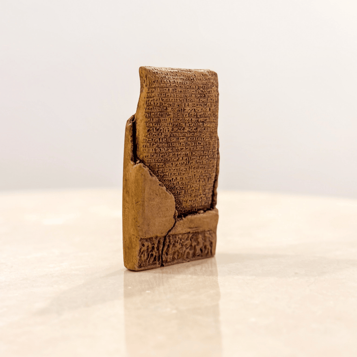 Bej-toprak tonlu Sumerian Love Poem tabletinin yan açıdan görünümü. El boyaması antik doku, cuneiform yazı detayları ve ahşap kaide ile sergileme. Mezopotamya tarihi, Sümer edebiyatı ve aşk şiirleri temalı müze kalitesi dekor obje.