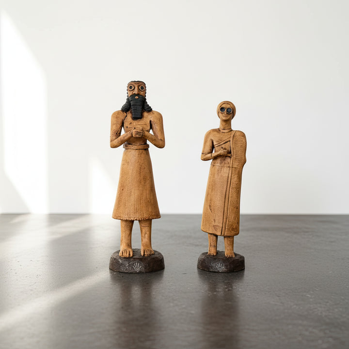 “Tell Asmar Priest-King and High Priestess handmade figurines displayed on a polished marble surface — handcrafted Mesopotamian art replicas with fine texture, evoking timeless elegance and ancient ritual devotion.”
TR:
“Parlatılmış mermer zemin üzerinde sergilenen Tell Asmar Rahip-Kral ve Yüksek Rahibe el yapımı figürleri — zamansız zarafeti ve antik ritüel adanmışlığını yansıtan ince dokulu Mezopotamya sanat replikaları.”