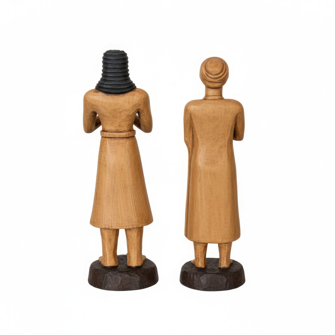 “Rear view of the handmade Sumerian Priest-King and High Priestess figurines from the Tell Asmar collection, showcasing the detailed sculpting, robe textures, and symmetry of their sacred forms. Handcrafted Mesopotamian art replicas that highlight the artisanal carving techniques and museum-quality finish — a timeless archaeological duo symbolizing faith and ancient devotion.”

TR:
“Tell Asmar koleksiyonuna ait el yapımı Sümer Rahip-Kral ve Yüksek Rahibe figürlerinin arkadan görünümü; kutsal biçimlerin deta