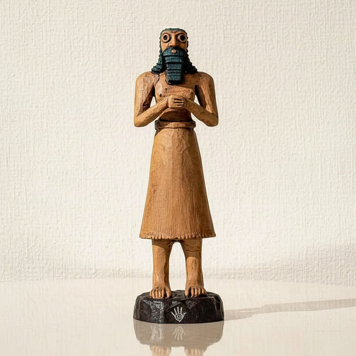 “Front view of the handmade Sumerian votive king figurine with a soft beige background — a museum-quality Tell Asmar replica representing divine kingship and spiritual devotion in Mesopotamian art by ArkeoArt.”
TR:
“Yumuşak bej arka plan önünde el yapımı Sümer tapınan kral figürünün önden görünümü — Mezopotamya sanatında ilahi krallığı ve ruhsal adanmışlığı simgeleyen ArkeoArt üretimi müze kalitesinde Tell Asmar replikası.”