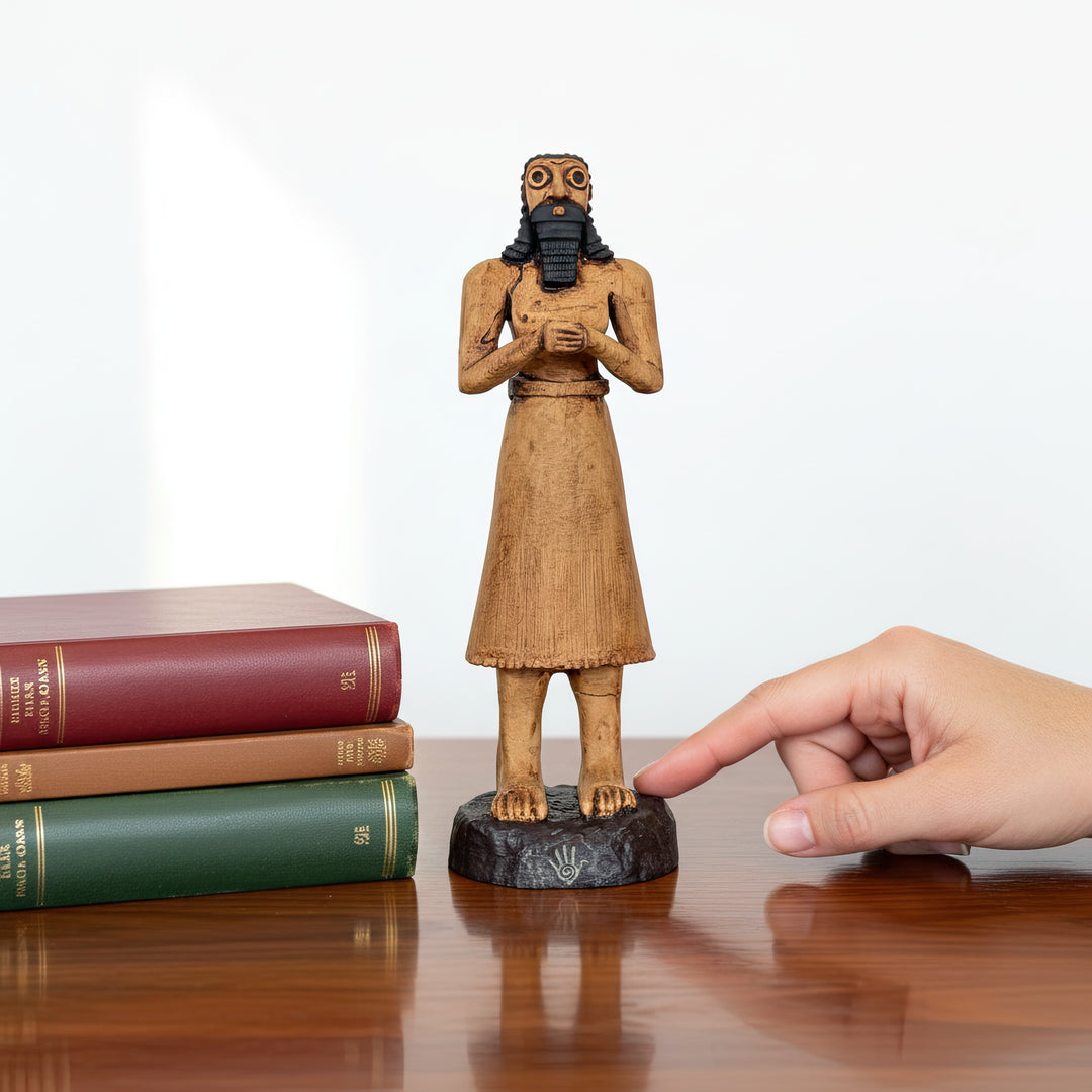 “A hand holding the Sumerian votive king statue to show its size and handmade texture — Tell Asmar replica symbolizing devotion, leadership, and sacred presence.”
TR:
“Sümer tapınan kral heykeli, boyut ve el işçiliği dokusunu göstermek için elde tutuluyor — adanmışlığı, liderliği ve kutsal varlığı simgeleyen Tell Asmar replikası.”