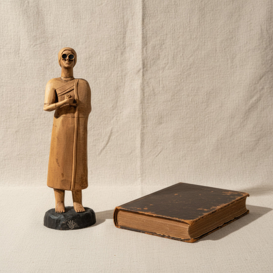 “Sumerian priestess figurine displayed beside an antique book on a vintage wooden surface — a handcrafted Mesopotamian sculpture evoking timeless devotion and wisdom.”
TR:
“Antik bir kitap yanında, vintage bir ahşap yüzeyde sergilenen Sümer rahibe figürü — zamansız adanmışlık ve bilgeliği çağrıştıran el yapımı Mezopotamya heykeli.”
