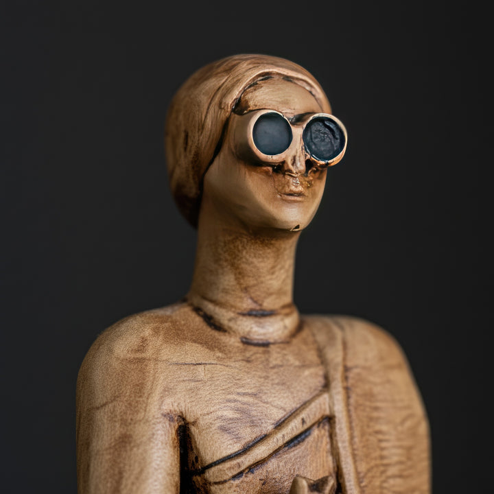 “Close-up of the high priestess figurine’s face and veil under soft light on a black background — handmade Tell Asmar replica highlighting spiritual intensity and ancient craftsmanship.”
TR:
“Siyah arka plan önünde yumuşak ışıkla çekilmiş yüksek rahibe figürünün yüz ve örtü detayı — spiritüel derinliği ve antik el işçiliğini vurgulayan el yapımı Tell Asmar replikası.”