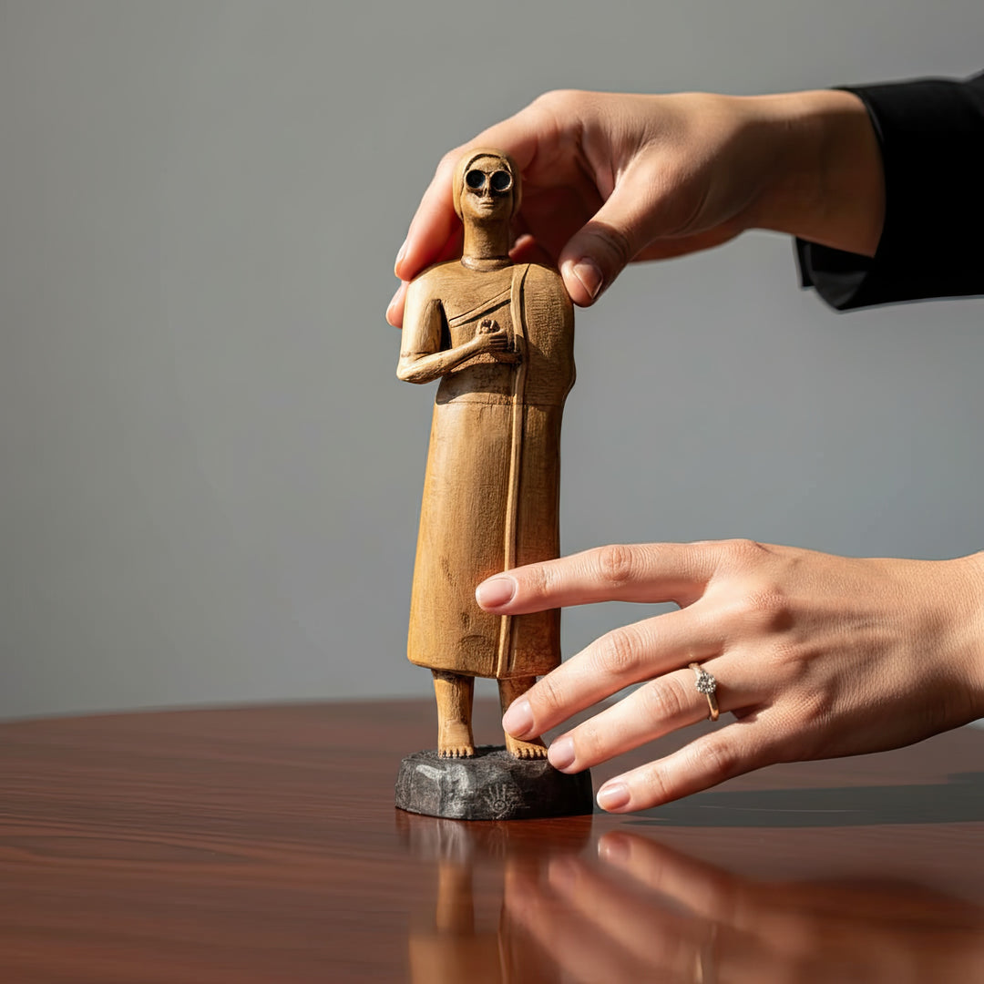 “A hand holding the veiled priestess figurine to show scale and handcrafted texture — Mesopotamian votive statue representing spiritual dedication and serenity.”
TR:
“Örtülü rahibe figürü, el içinde boyut ve el işçiliği dokusunu gösterecek şekilde tutuluyor — ruhsal adanmışlığı ve huzuru temsil eden Mezopotamya votif heykeli.”