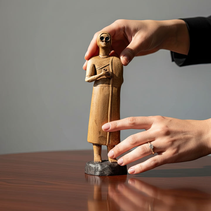 “A hand holding the veiled priestess figurine to show scale and handcrafted texture — Mesopotamian votive statue representing spiritual dedication and serenity.”
TR:
“Örtülü rahibe figürü, el içinde boyut ve el işçiliği dokusunu gösterecek şekilde tutuluyor — ruhsal adanmışlığı ve huzuru temsil eden Mezopotamya votif heykeli.”