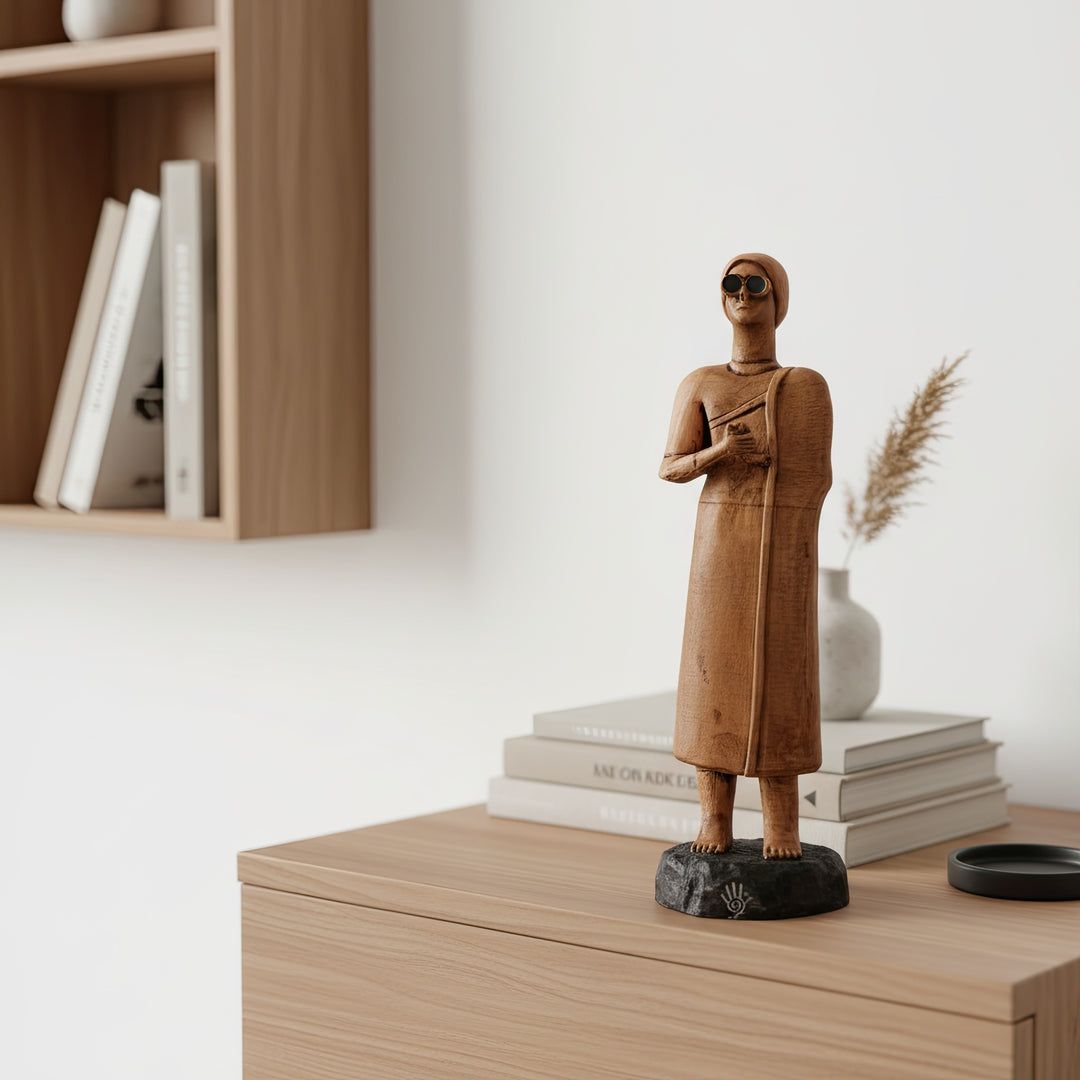 “Sumerian priestess statue surrounded by boho home decor objects — handmade Tell Asmar replica merging ancient Mesopotamian artistry with contemporary interior style.”
TR:
“Bohem ev dekor objeleriyle çevrili Sümer rahibe heykeli — antik Mezopotamya sanatını modern iç mekân tarzıyla birleştiren el yapımı Tell Asmar replikası.”
