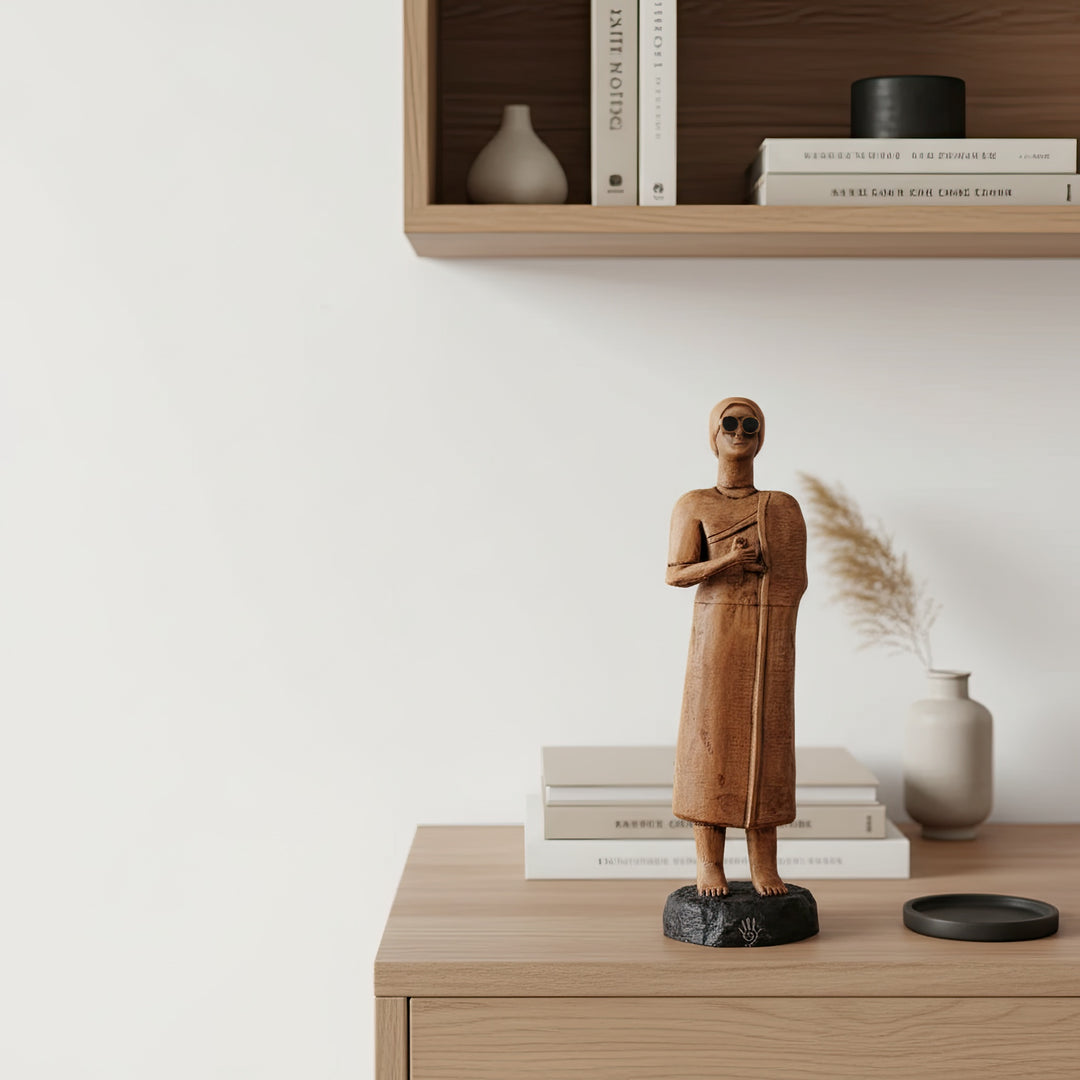 “Sumerian priestess statue surrounded by boho home decor objects — handmade Tell Asmar replica merging ancient Mesopotamian artistry with contemporary interior style.”
TR:
“Bohem ev dekor objeleriyle çevrili Sümer rahibe heykeli — antik Mezopotamya sanatını modern iç mekân tarzıyla birleştiren el yapımı Tell Asmar replikası.”