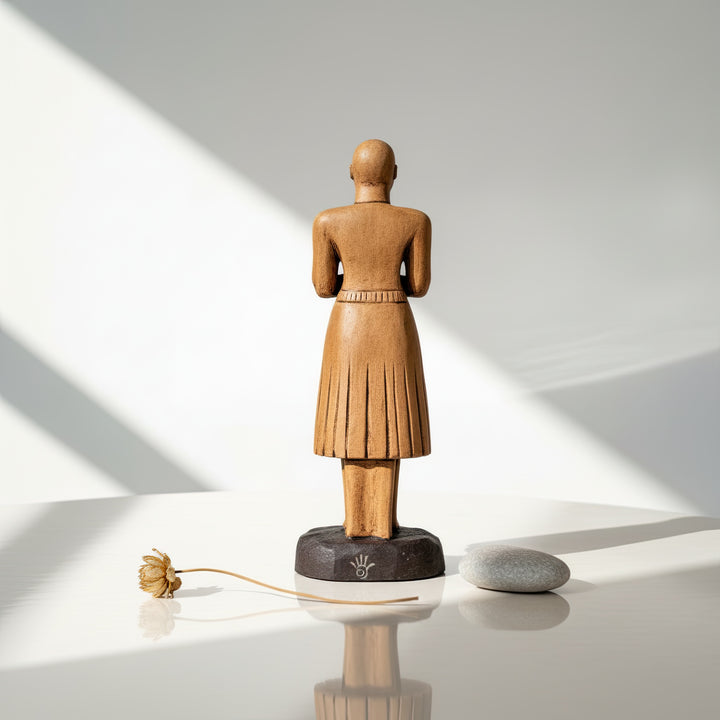 “Rear view of the iconic bald and beardless Sumerian worshipper figurine from the Tell Asmar collection — capturing the spiritual stillness and posture of devotion in ancient Mesopotamian art.”
TR: “Tell Asmar koleksiyonunun ikonik kel ve sakalsız Sümer tapınan figürünün arkadan görünümü — antik Mezopotamya sanatındaki ibadet duruşunun ve ruhsal dinginliğin yansıması.”