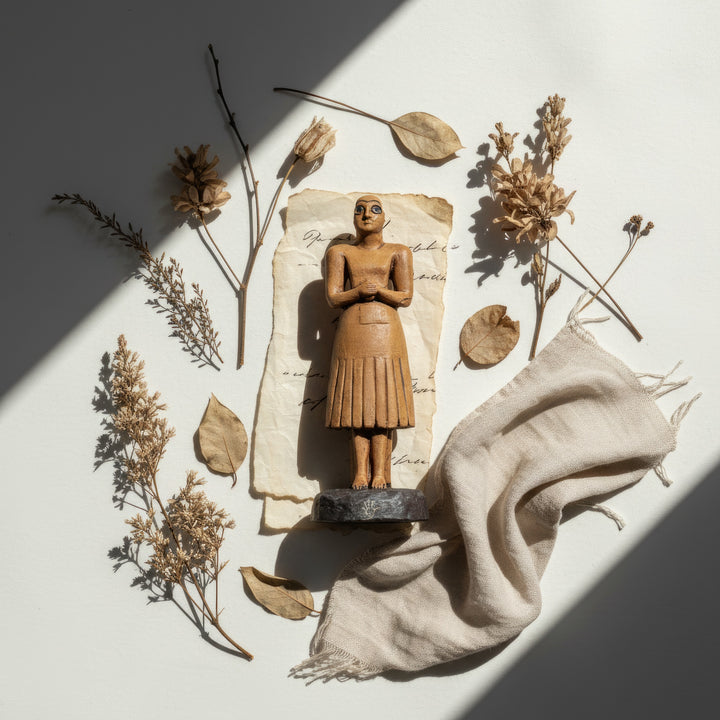 “Three-image collage featuring the bald Sumerian figurine from multiple angles, placed on a beige fabric surface beside boho decor objects — handmade Mesopotamian replica photographed from a top-down artistic perspective.”
TR: “Bej kumaş zemin üzerinde bohem objelerle birlikte farklı açılardan çekilmiş kel Sümer figürünün üçlü kolajı — yukarıdan sanatsal açıyla fotoğraflanmış el yapımı Mezopotamya replikası.”