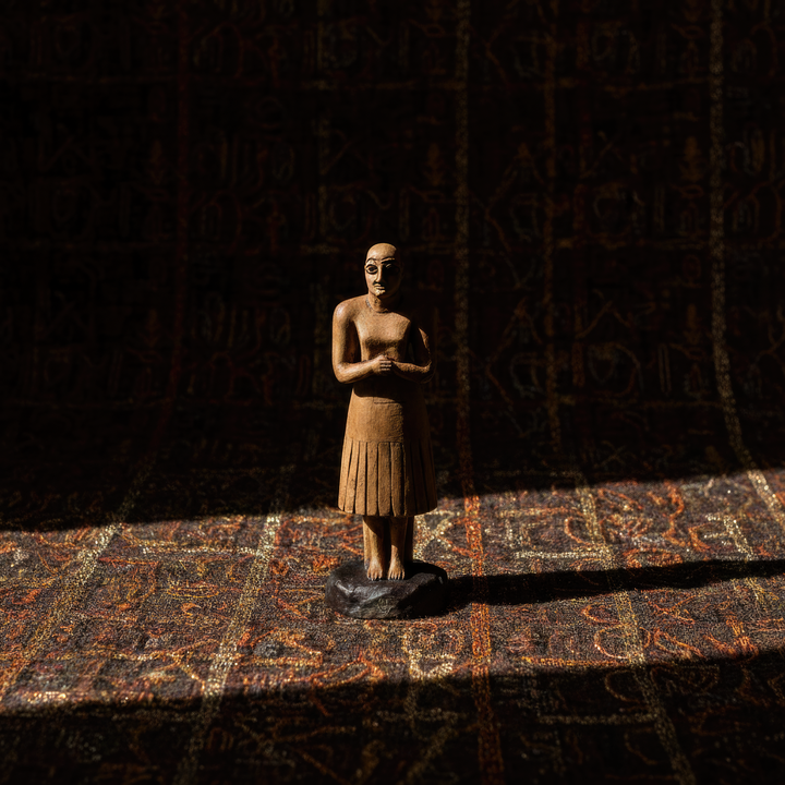 “Iconic bald Sumerian votive statue photographed against a black background — emphasizing its spiritual aura, handcrafted texture, and minimalist form.”
TR: “Siyah arka plan önünde fotoğraflanan ikonik kel Sümer heykeli — spiritüel havasını, el işçiliği dokusunu ve sade formunu vurgular.”