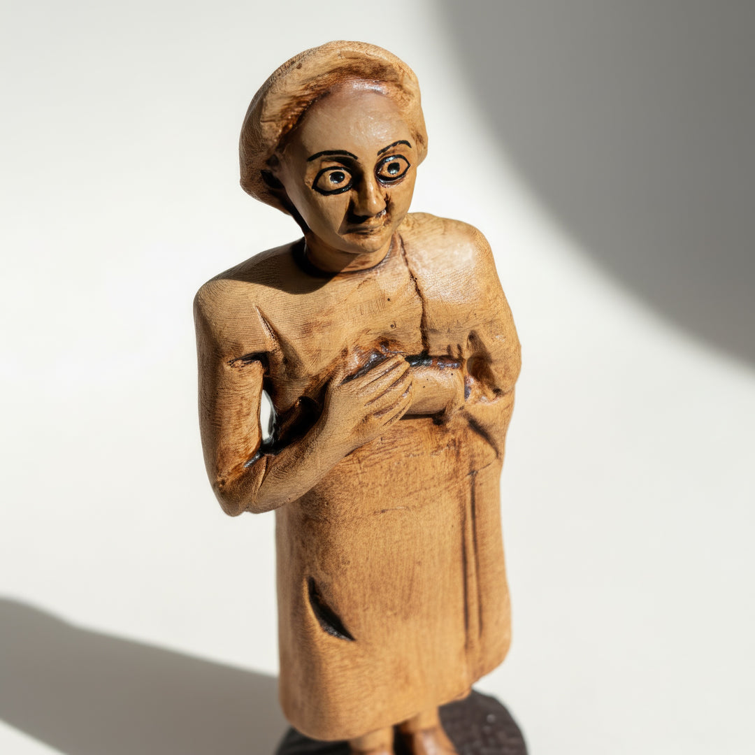 “Macro close-up of the chubby Sumerian priestess’s face and robe texture — highlighting the soft contours, hand-painted detail, and serene spiritual presence.”
TR:
“Tombul Sümer rahibe figürünün yüzü ve elbise dokusunun yakın plan görünümü — yumuşak hatları, el boyaması detayları ve huzurlu ruhsal duruşu vurgular.”