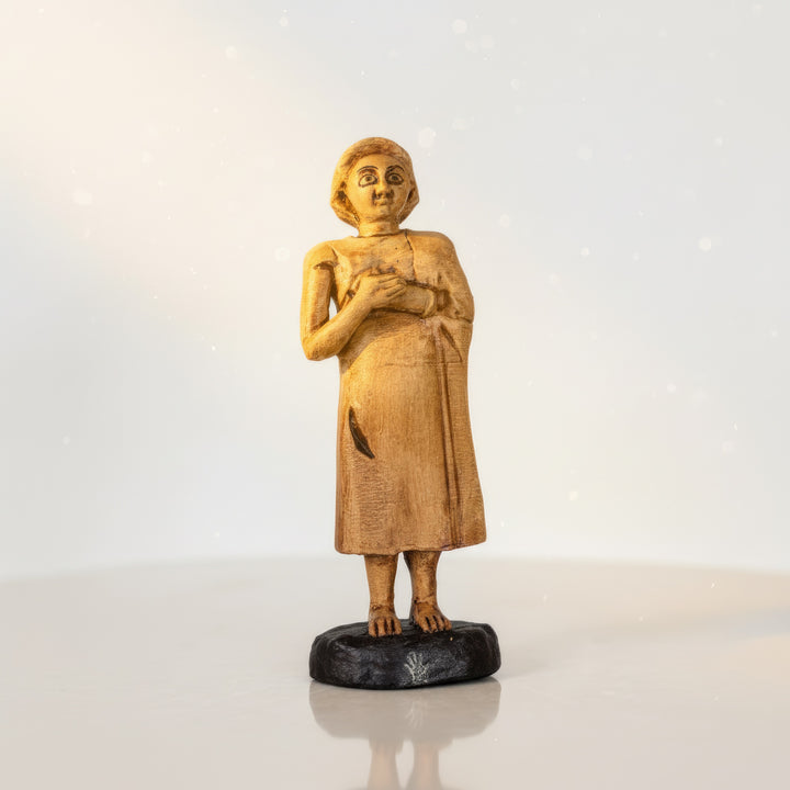 “Small Sumerian priestess statue placed on a stone surface with archaeological tools beside — handmade Tell Asmar figurine recreating the atmosphere of an ancient temple discovery.”
TR:
“Taş yüzey üzerinde arkeolojik araçlarla birlikte konumlandırılmış küçük Sümer rahibe heykeli — antik bir tapınak keşfinin atmosferini yeniden yaratan el yapımı Tell Asmar figürü.”