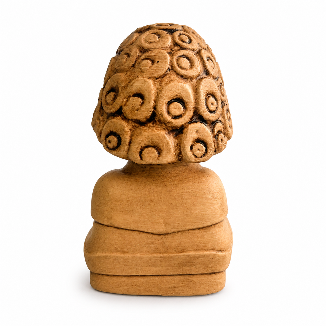 Terracotta Finish Suppiluliuma Hitit heykelinin beyaz arka planda arka görünümü. Antik Anadolu ve Hitit sanatından ilham alan museum-style arkeolojik replika. El yapımı koleksiyonluk dekoratif idol heykeli, boho ve dark academia yaşam alanları için özel tasarım by ArkeoArt