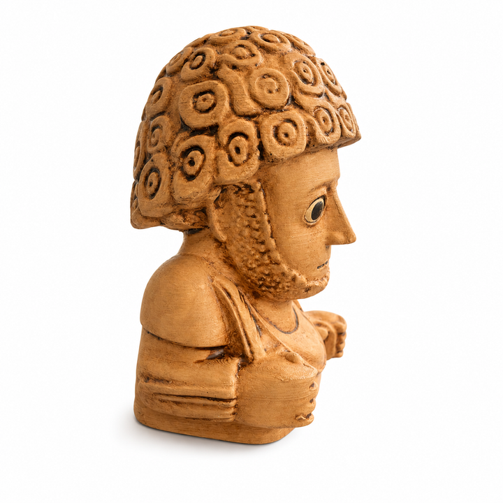 Suppiluliuma Hitit heykelinin farklı çapraz açıdan detay görünümü. Antik Anadolu ve Hitit uygarlığı estetiğini modern museum decor anlayışıyla birleştiren el yapımı arkeolojik replika. Dark academia, mythology decor ve collectible statue konsepti için tasarlanmış dekoratif sanat objesi by ArkeoArt