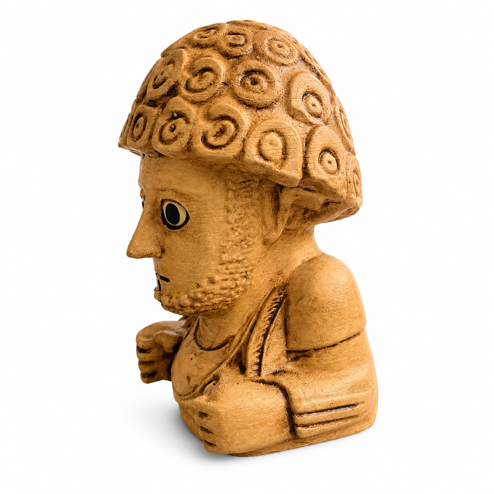 Terracotta Finish Suppiluliuma Hitit idol heykelinin beyaz arka planda çapraz açı görünümü. Hitit uygarlığına ait antik Anadolu sanat estetiğinden ilham alan museum-style dekoratif arkeolojik replika. Boho dekorasyon, tarih temalı iç mekan ve koleksiyon rafı için özel tasarım by ArkeoArt