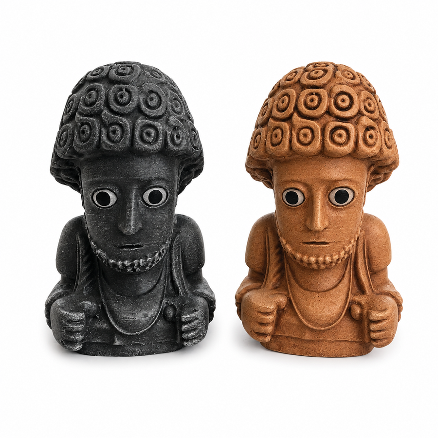 İki adet Suppiluliuma Hitit idol heykelinin beyaz arka planda karşıdan görünümü. Black Stone Finish ve Terracotta Finish renk seçeneklerine sahip museum-quality arkeolojik replika. Antik Anadolu, Hitit uygarlığı, dark academia dekorasyonu ve koleksiyonluk museum decor konsepti için el yapımı heykel modeli by ArkeoArt