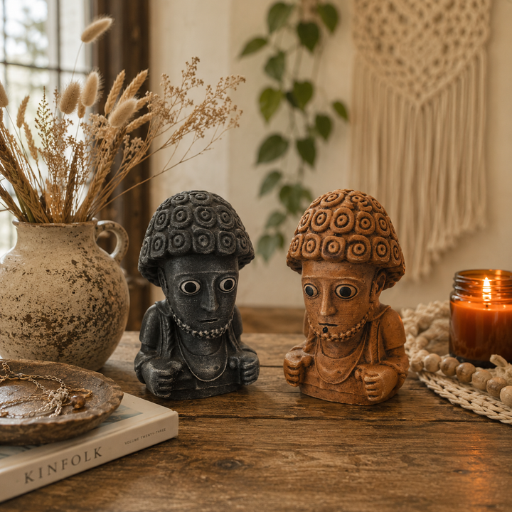Suppiluliuma Hitit heykellerinin bohem tarz masa dekorasyonunda birlikte sergilendiği lifestyle görüntü. Black Stone Finish ve Terracotta Finish museum-style arkeolojik dekor objeleri. Antik Anadolu, dark academia ve museum decor estetiğini yaşam alanına taşıyan koleksiyonluk sanat heykelleri by ArkeoArt