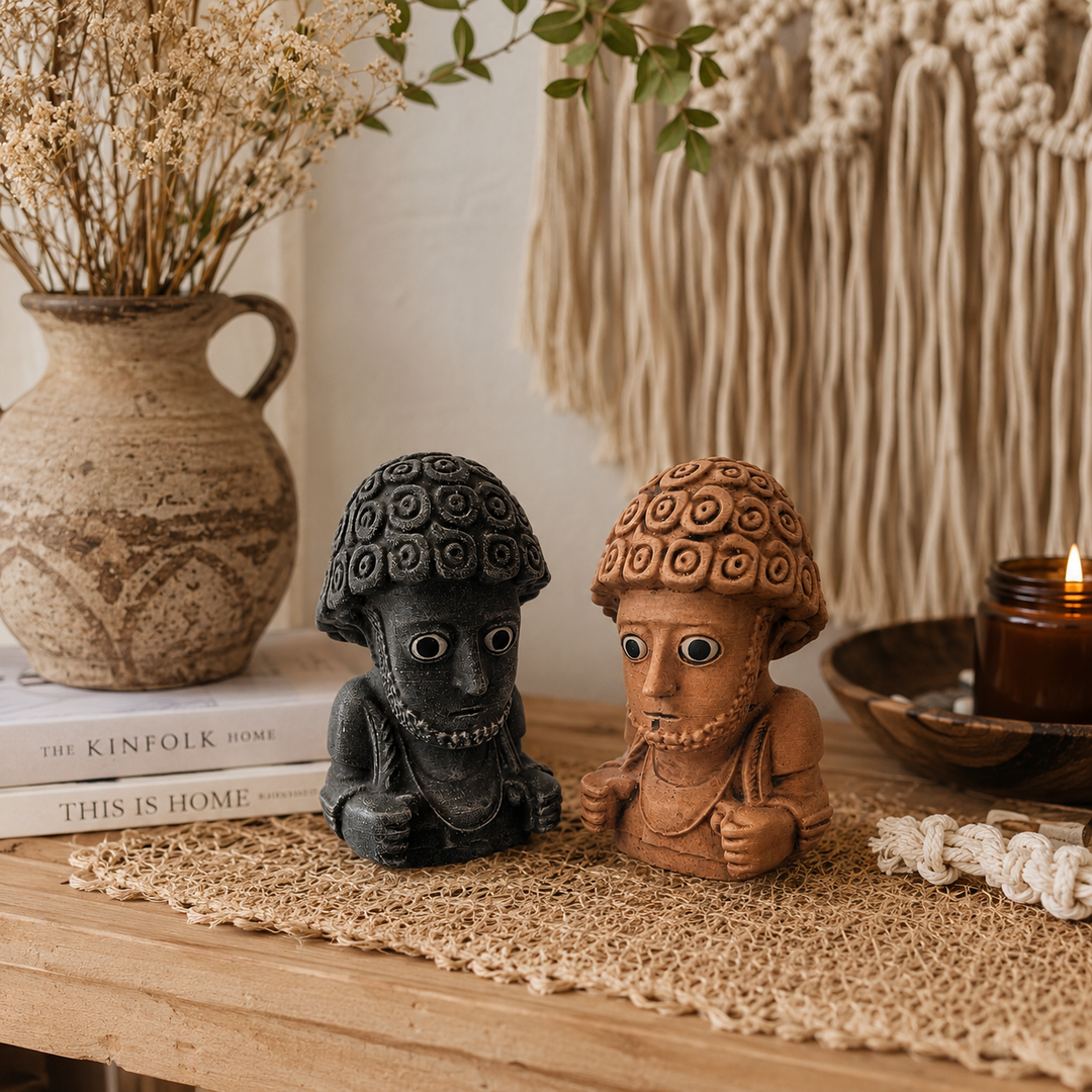 İki farklı renk seçeneğine sahip Suppiluliuma Hitit heykellerinin bohem tarz iç mekanda sergilendiği lifestyle görünüm. Museum-quality arkeolojik dekor objeleri; dark academia, antik Anadolu ve koleksiyon estetiğini modern yaşam alanlarına taşıyan el yapımı sanat heykelleri by ArkeoArt