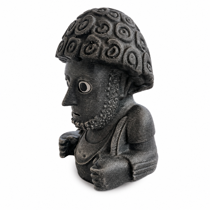 Black Stone Finish Suppiluliuma Hitit heykelinin beyaz arka planda çapraz açıdan görünümü. Stilize yüz detayları ve taş dokulu yüzeyiyle antik Anadolu idol estetiğini yansıtan museum-quality arkeolojik replika. Koleksiyonluk dark academia ve mythology decor heykeli by ArkeoArt