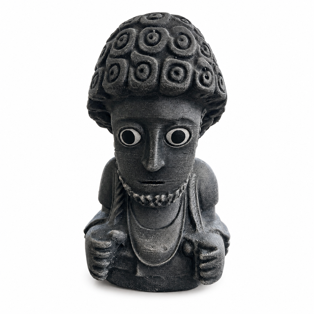 Black Stone Finish Suppiluliuma Hitit idol heykelinin beyaz arka planda ön görünümü. Hitit uygarlığı ve antik Anadolu estetiğinden ilham alan museum-quality arkeolojik replika. Dark academia dekorasyonu, tarih temalı iç mekanlar ve koleksiyonluk antik sanat objesi konsepti için tasarlanmıştır by ArkeoArt