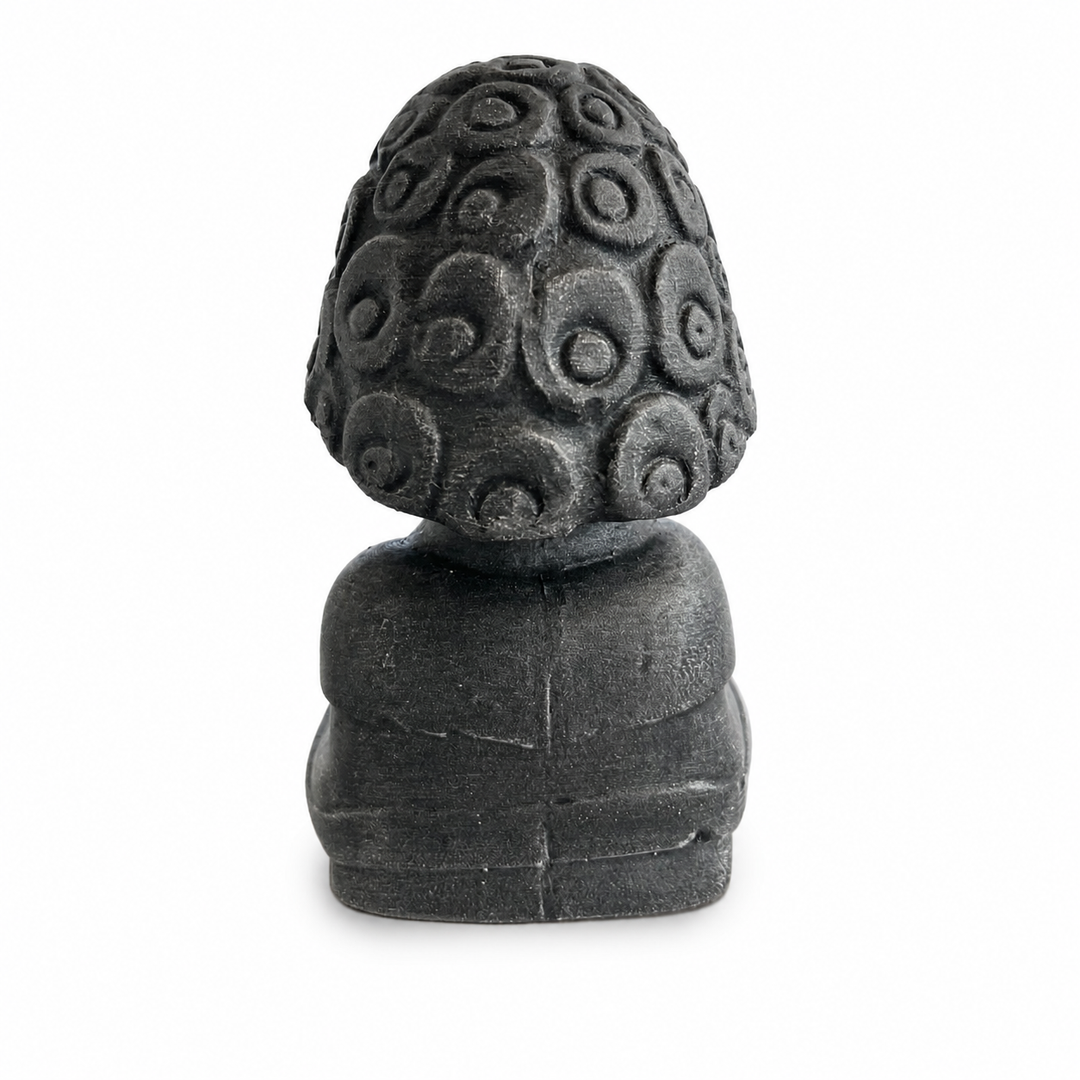 Black Stone Finish Suppiluliuma Hitit idol heykelinin beyaz arka planda arka taraf görünümü. Heykelin stilize saç detayları ve taş dokulu yüzeyi antik Anadolu idol sanatını yansıtır. Museum-quality arkeolojik dekor objesi ve koleksiyonluk Hitit heykeli tasarımı by ArkeoArt