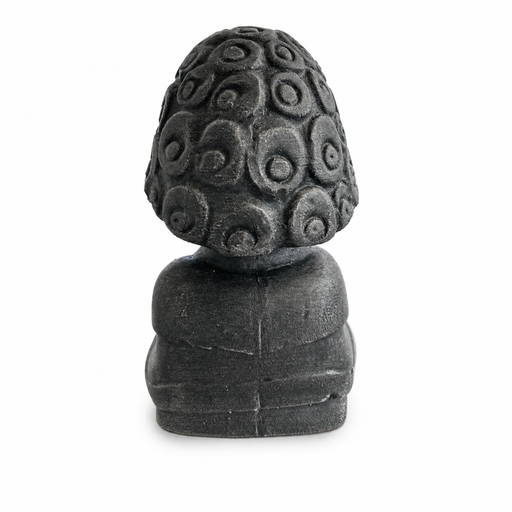 Black Stone Finish Suppiluliuma Hitit idol heykelinin beyaz arka planda arka taraf görünümü. Heykelin stilize saç detayları ve taş dokulu yüzeyi antik Anadolu idol sanatını yansıtır. Museum-quality arkeolojik dekor objesi ve koleksiyonluk Hitit heykeli tasarımı by ArkeoArt
