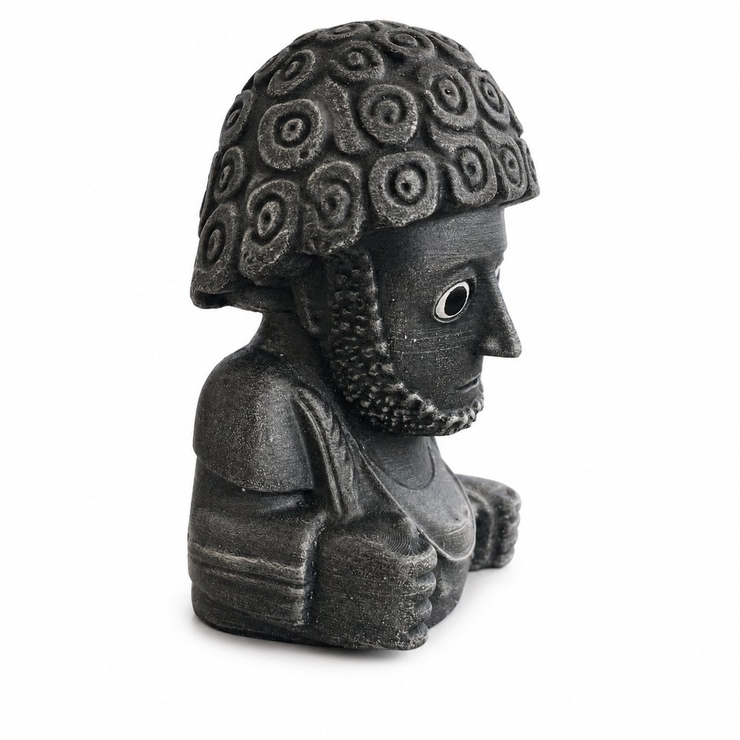 Suppiluliuma Hitit heykelinin farklı çapraz açıdan detay görünümü. Antik Anadolu ve Hitit uygarlığı estetiğini modern museum decor anlayışıyla birleştiren el yapımı arkeolojik replika. Dark academia, mythology decor ve collectible statue konsepti için tasarlanmış dekoratif sanat objesi by ArkeoArt
