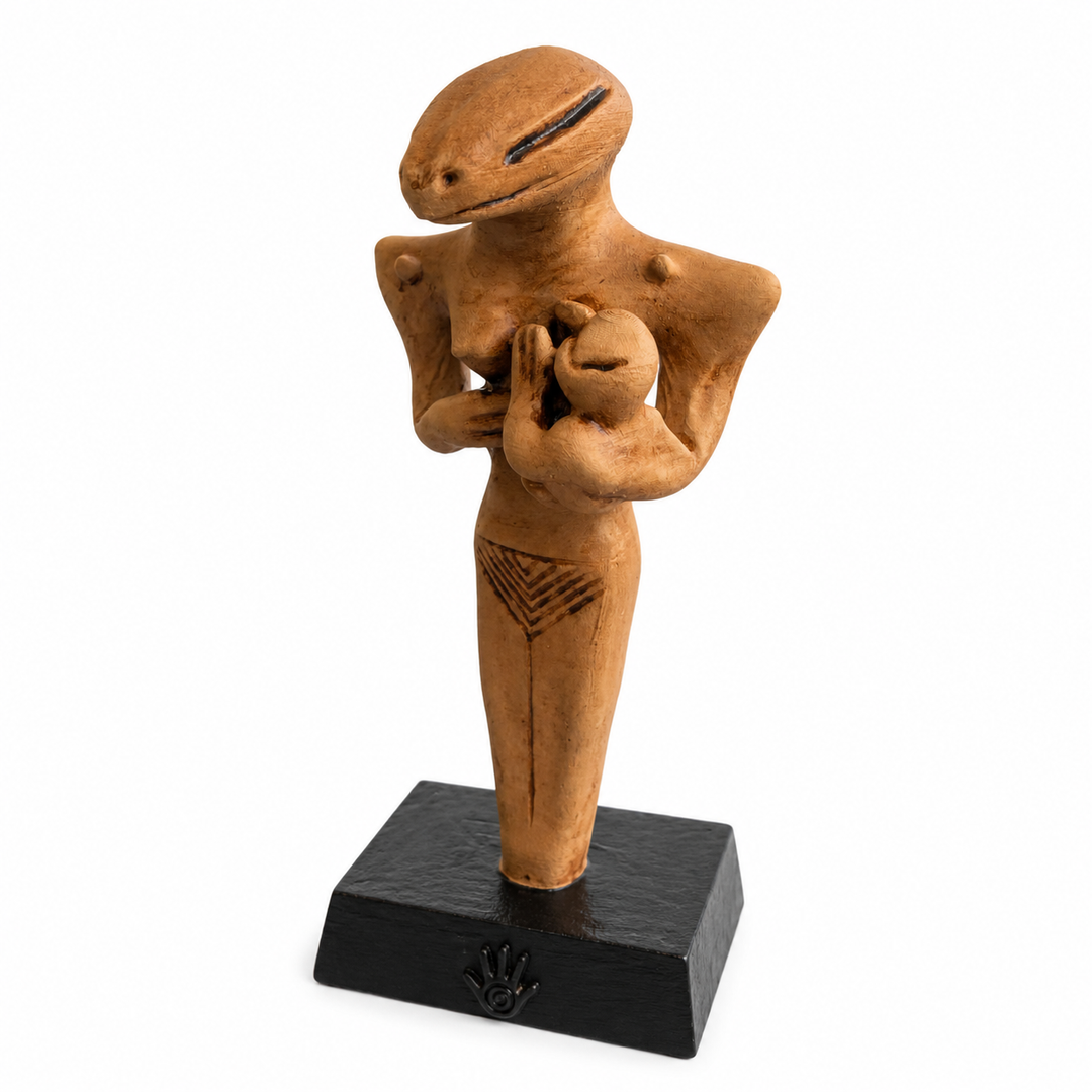 Ubaid kültürü sürüngen başlı kadın heykelinin üst açıdan görünümü. Antik Mezopotamya ritüel figürlerinden ilham alan bu prehistoric goddess sculpture; museum-style aged stone yüzeyi ve detaylı form diliyle koleksiyonluk arkeolojik sanat objesi estetiği sunar by ArkeoArt