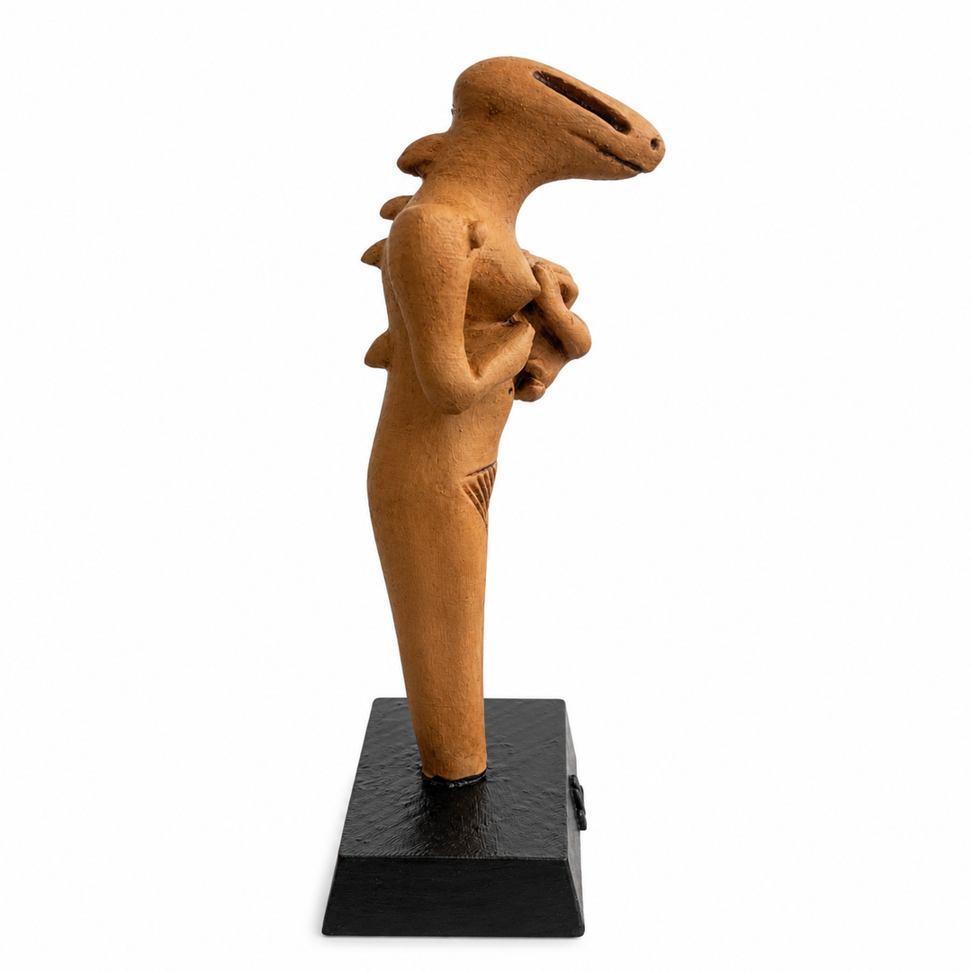 Kertenkele başlı emziren ana tanrıça figürünün yan profil görünümü. Uzatılmış reptilian baş yapısı ve ritüel figür estetiğiyle dikkat çeken bu prehistoric Mezopotamya heykeli; occult decor ve museum-style koleksiyon atmosferi oluşturur by ArkeoArt
