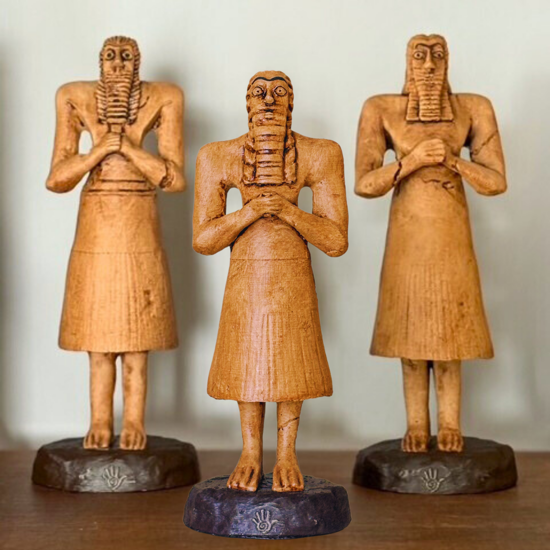 ArkeoArt Tell Asmar erkek figür seti, kitaplık üzerinde sergilenirken. Mekâna tarihi derinlik ve spiritüel atmosfer kazandırıyor.