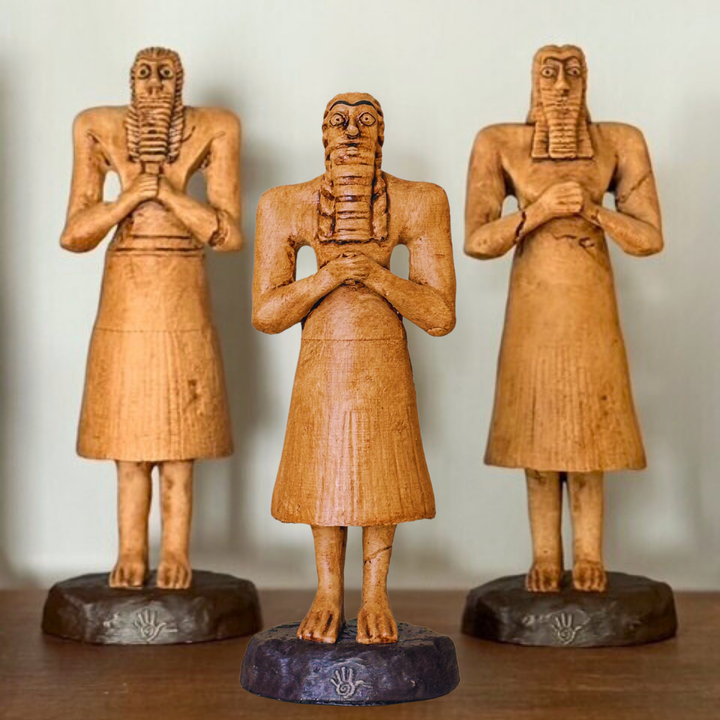  ArkeoArt Tell Asmar erkek figür seti, kitaplık üzerinde sergilenirken. Mekâna tarihi derinlik ve spiritüel atmosfer kazandırıyor.