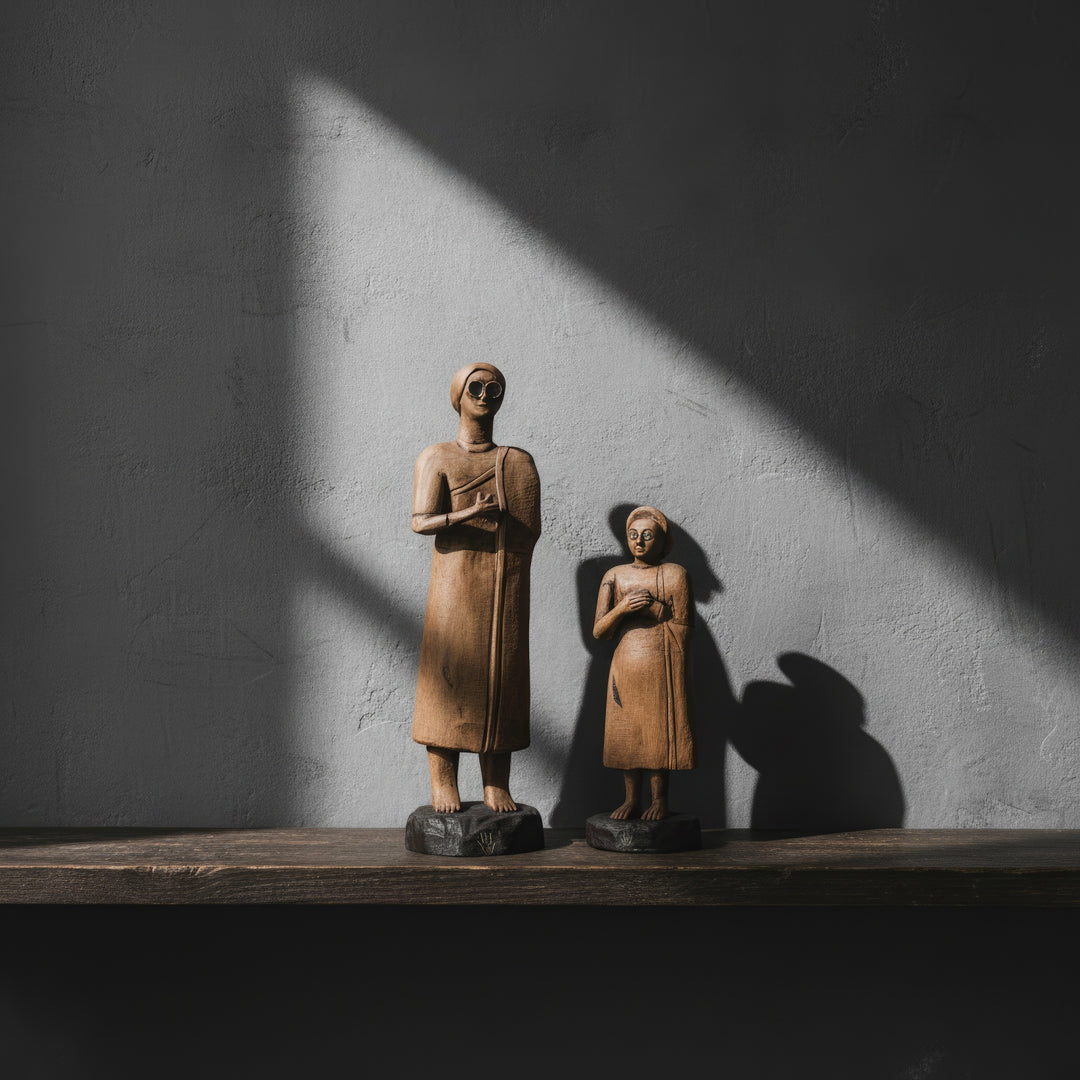 “Tell Asmar priestess and humble worshipper figurines photographed against a black background under soft light — handmade Mesopotamian sculptures highlighting divine grace and symmetry.”
TR:
“Siyah arka plan önünde, yumuşak ışık altında fotoğraflanan Tell Asmar rahibe ve alçakgönüllü kadın figürleri — ilahi zarafeti ve simetrik güzelliği öne çıkaran el yapımı Mezopotamya heykelleridir.”