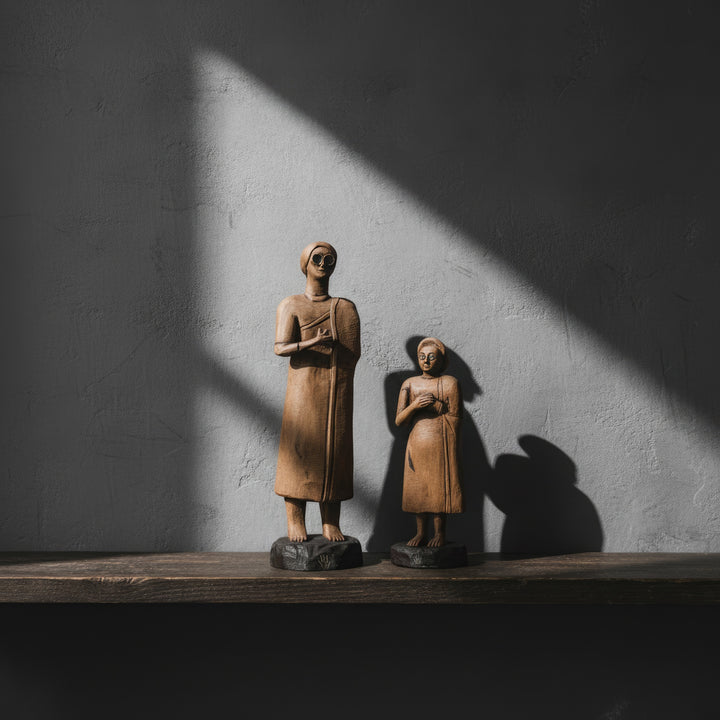 “Tell Asmar priestess and humble worshipper figurines photographed against a black background under soft light — handmade Mesopotamian sculptures highlighting divine grace and symmetry.”
TR:
“Siyah arka plan önünde, yumuşak ışık altında fotoğraflanan Tell Asmar rahibe ve alçakgönüllü kadın figürleri — ilahi zarafeti ve simetrik güzelliği öne çıkaran el yapımı Mezopotamya heykelleridir.”