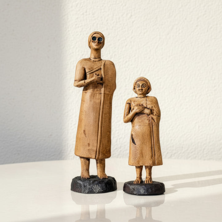 “Two handmade Sumerian female votive figurines from the Tell Asmar collection placed side by side — representing divine femininity, harmony, and spiritual devotion in ancient Mesopotamian temple art.”
TR:
“Tell Asmar koleksiyonuna ait iki el yapımı Sümer kadın votif figürü yan yana konumlandırılmış — antik Mezopotamya tapınak sanatında ilahi dişiliği, uyumu ve ruhsal adanmışlığı simgeler.”