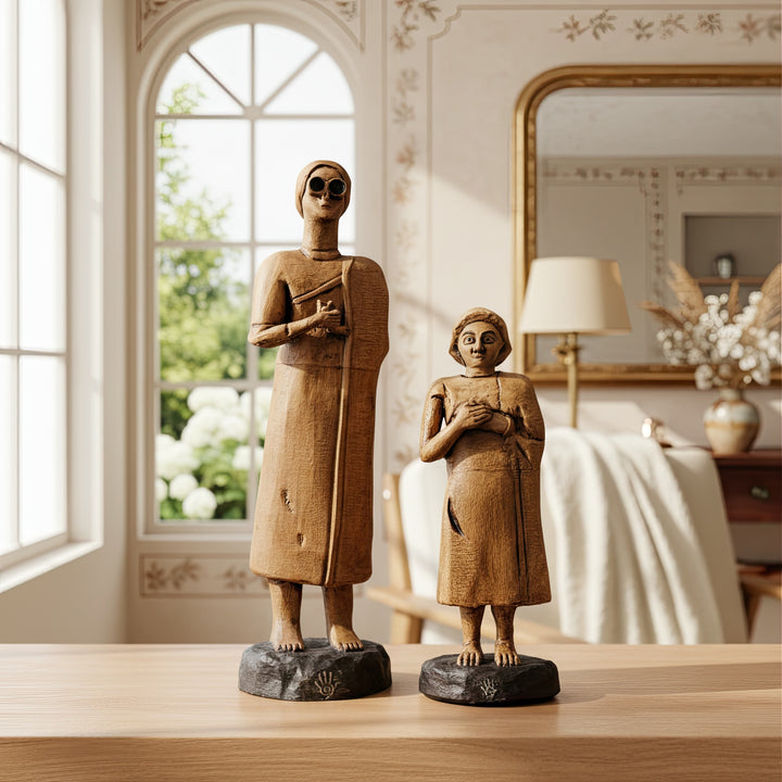 “The two Sumerian female votive figurines displayed on a boho-style wooden table with candles and fabrics — handmade Tell Asmar replicas bringing spiritual calm and timeless art into modern interiors.”
TR:
“Mumlar ve kumaşlarla dekore edilmiş bohem tarzı bir ahşap masa üzerinde sergilenen iki Sümer kadın figürü — ruhsal huzuru ve zamansız sanatı modern iç mekânlara taşıyan el yapımı Tell Asmar rep