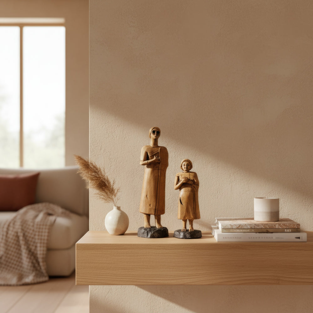 “The two Sumerian female votive figurines displayed on a boho-style wooden table with candles and fabrics — handmade Tell Asmar replicas bringing spiritual calm and timeless art into modern interiors.”
TR:
“Mumlar ve kumaşlarla dekore edilmiş bohem tarzı bir ahşap masa üzerinde sergilenen iki Sümer kadın figürü — ruhsal huzuru ve zamansız sanatı modern iç mekânlara taşıyan el yapımı Tell Asmar rep