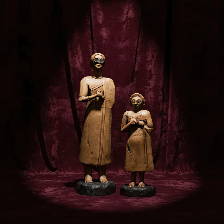 “Two Tell Asmar female votive statues placed on beige fabric with warm lighting — handmade Mesopotamian replicas symbolizing purity, grace, and eternal worship.”
TR:
“Bej kumaş zemin üzerinde, sıcak ışık altında sergilenen iki Tell Asmar kadın votif heykeli — saflığı, zarafeti ve sonsuz ibadeti simgeleyen el yapımı Mezopotamya replikaları.”