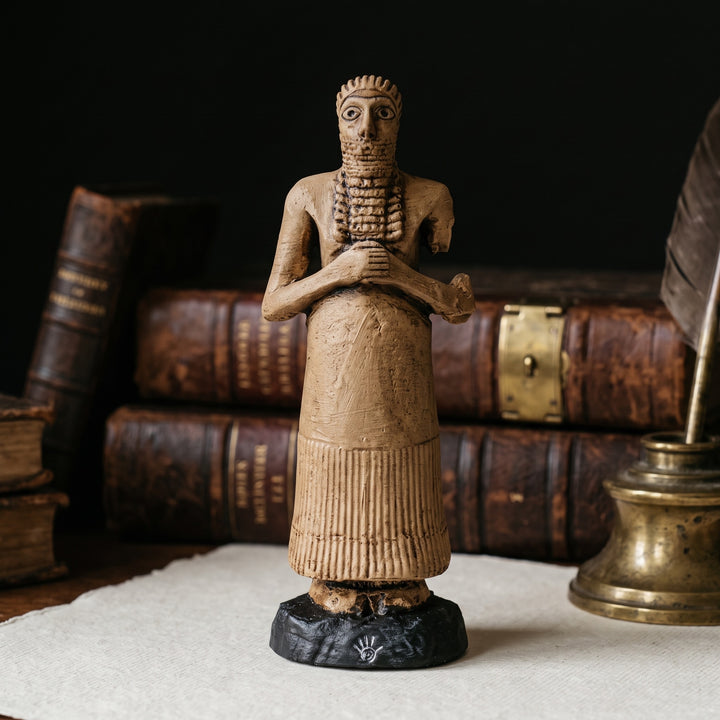 ArkeoArt Tell Asmar Sümer Adak Heykeli, antika kitaplar, tarihi haritalar, pirinç objeler ve koyu ahşap mobilyalarla hazırlanmış dark academia tarzı bir çalışma odasında sergileniyor. Kırık kollu formuyla dikkat çeken bu Mezopotamya votif figürü, Eşnunna'daki Tell Asmar kazılarından ilham alınarak hazırlanmıştır. Sümer sanatı, arkeoloji, antik dinler ve tarih koleksiyonları için güçlü bir merkez parçasıdır.6