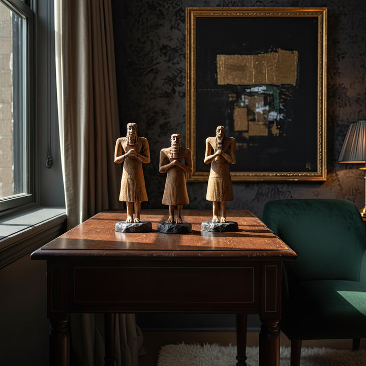 “Tell Asmar male figurines displayed on a wooden shelf beside old books and dried florals — handcrafted Sumerian sculptures blending archaeology with modern boho spirituality.”
TR:
“Eski kitaplar ve kuru çiçeklerle birlikte ahşap bir rafta sergilenen Tell Asmar erkek figürleri — arkeolojiyi modern boho spiritüelliğiyle harmanlayan el yapımı Sümer heykelleri.”