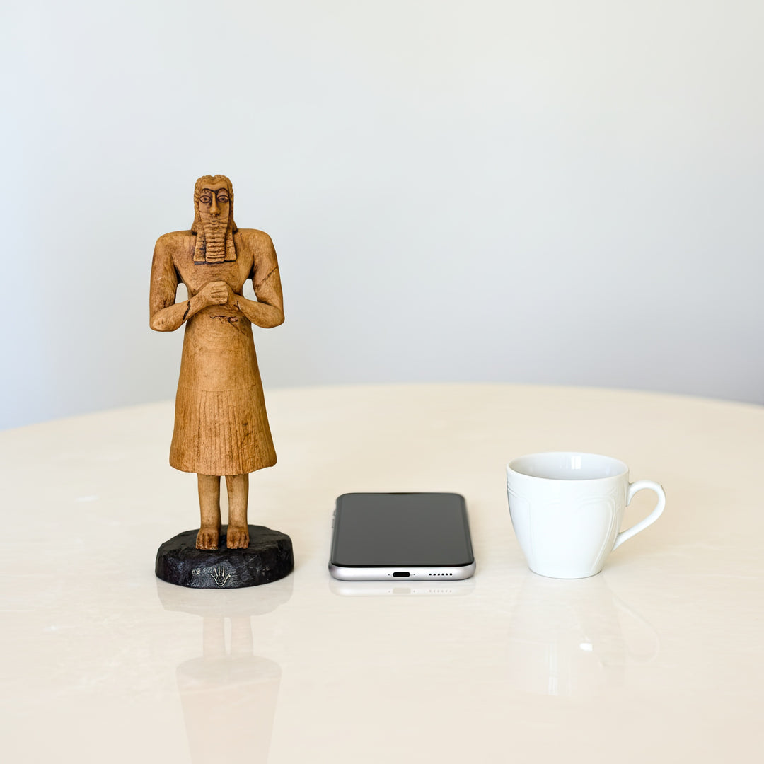 Tell Asmar Tapınak Muhafızları – 3’lü Sümer Erkek Adak Figürü Seti – El Yapımı Mezopotamya Replikaları – Arkeolojik Dekor ve Kültürel Hediye – ArkeoArt Tasarımı