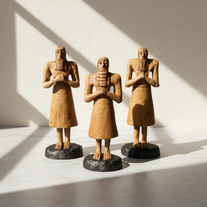 “Three handmade Sumerian male votive figurines from the Tell Asmar collection displayed together — representing devotion, unity, and sacred guardianship in ancient Mesopotamian temple culture. Museum-quality handcrafted replicas by ArkeoArt.”
TR:
“Tell Asmar koleksiyonuna ait üç el yapımı Sümer erkek votif figürü birlikte sergilenmiş — antik Mezopotamya tapınak kültüründe adanmışlığı, birliği ve kutsal koruyuculuğu simgeler. ArkeoArt’ın müze kalitesinde el yapımı replikaları.”