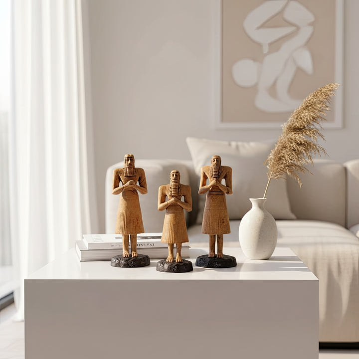 “Three Tell Asmar male figurines arranged on a wooden table in a bohemian-style home with candles and linen fabric — handmade archaeological replicas bridging ancient art and modern decor.”
TR:
“Mumlar ve keten kumaşlarla dekore edilmiş bohem tarzı bir masa üzerinde düzenlenmiş üç Tell Asmar erkek figürü — antik sanatı modern dekorla birleştiren el yapımı arkeolojik replikalar.”
