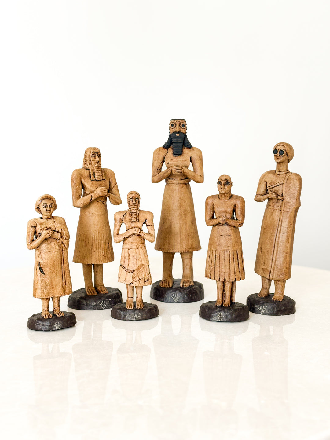 “Front-facing product photo of the Tell Asmar 6-piece figurine set on a plain white background — showcasing the form, scale, and detail of handmade Mesopotamian votive sculptures.”
TR: “Düz beyaz arka plan üzerinde karşıdan çekilmiş Tell Asmar 6’lı figür seti ürün fotoğrafı — el yapımı Mezopotamya tapınma heykellerinin formunu, ölçeğini ve detaylarını öne çıkarır.”