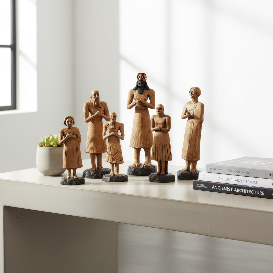 “Tell Asmar votive statues displayed on a wooden home table under natural light — a 6-piece Sumerian figurine collection blending spiritual heritage with contemporary interior aesthetics.”
TR: “Doğal ışık altında ahşap masa üzerinde sergilenen Tell Asmar figürleri — antik Sümer maneviyatını modern iç mekân estetiğiyle birleştiren altı parçalık koleksiyon.”