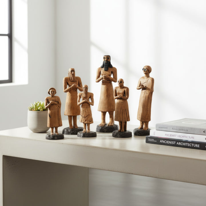 “Tell Asmar votive statues displayed on a wooden home table under natural light — a 6-piece Sumerian figurine collection blending spiritual heritage with contemporary interior aesthetics.”
TR: “Doğal ışık altında ahşap masa üzerinde sergilenen Tell Asmar figürleri — antik Sümer maneviyatını modern iç mekân estetiğiyle birleştiren altı parçalık koleksiyon.”