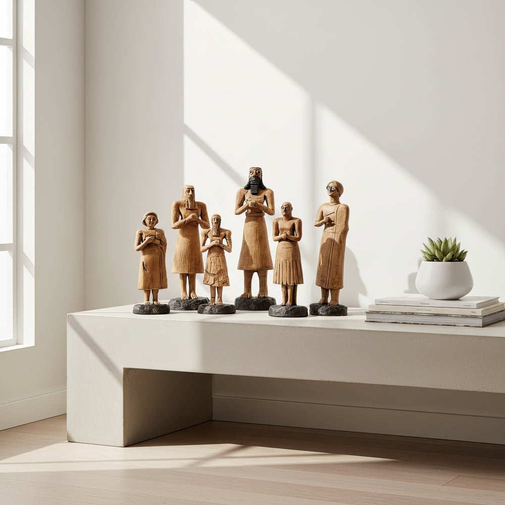 The 6-piece Sumerian Tell Asmar figurine set displayed on a wooden TV console — handmade Mesopotamian votive statues symbolizing eternal worship and devotion. Elegant arrangement ideal for modern living room decor with ancient artistic heritage.”
TR: “Ahşap televizyon sehpası üzerinde sergilenen 6 parçalık Sümer Tell Asmar figür seti — sonsuz ibadet ve adanmışlığı simgeleyen el yapımı Mezopotamya figürleri. Antik sanatı modern oturma odası dekoruna taşıyan zarif bir düzenleme.”